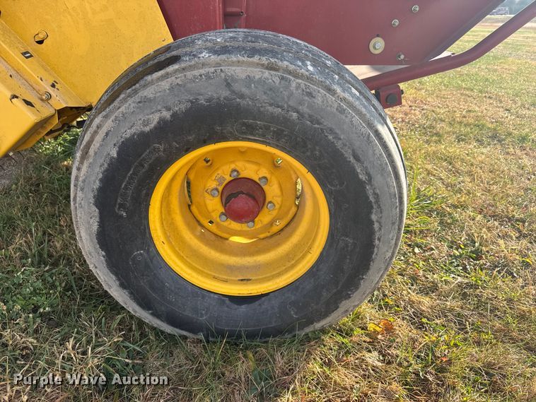 image for item EU6387 New Holland BR7070 round baler