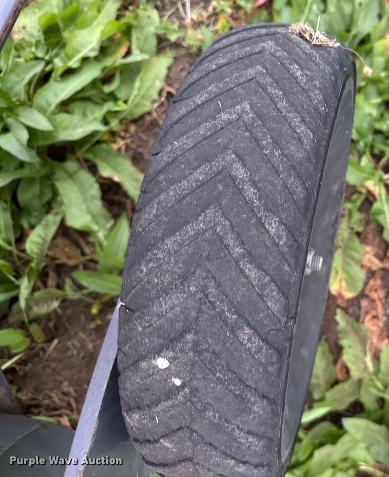 image for item EU6413 2007 Massey Ferguson 2756 round baler