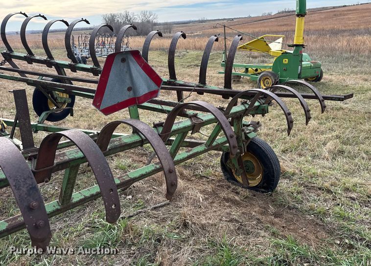 image for item EU6481 John Deere chisel