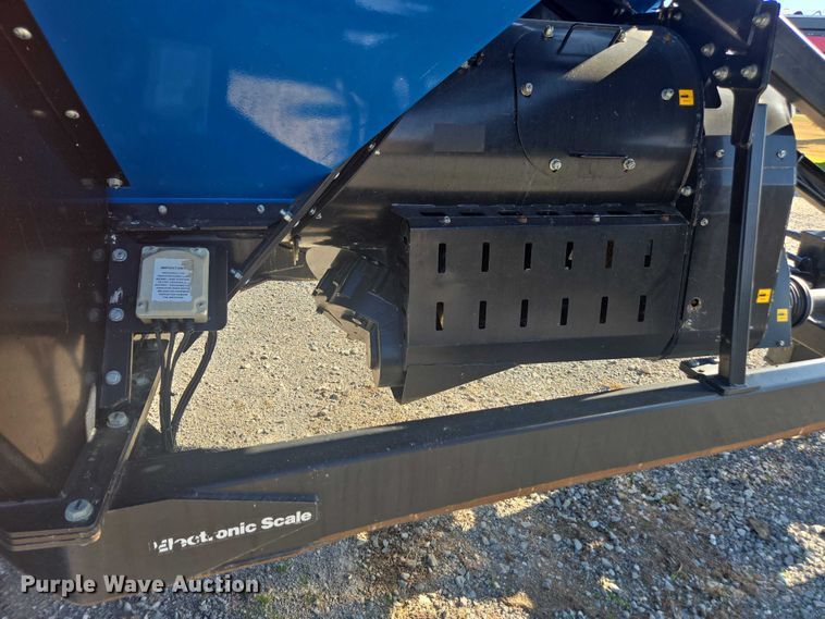 image for item EV4420 2018 Kinze 1105 grain cart