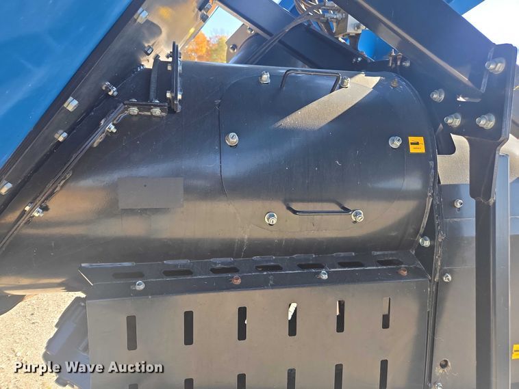 image for item EV4420 2018 Kinze 1105 grain cart