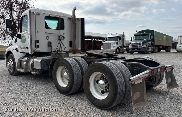 image for item EV4421 2019 Peterbilt 579 semi truck
