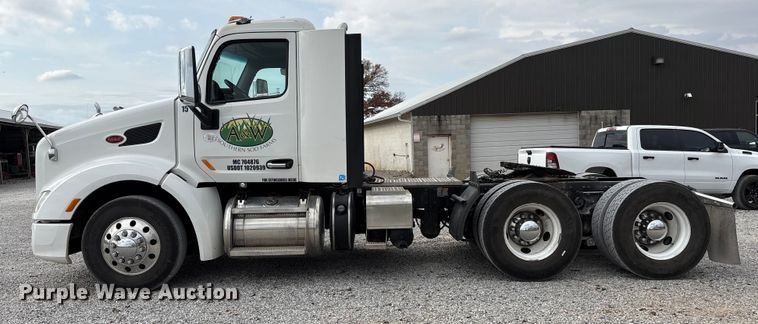 image for item EV4421 2019 Peterbilt 579 semi truck
