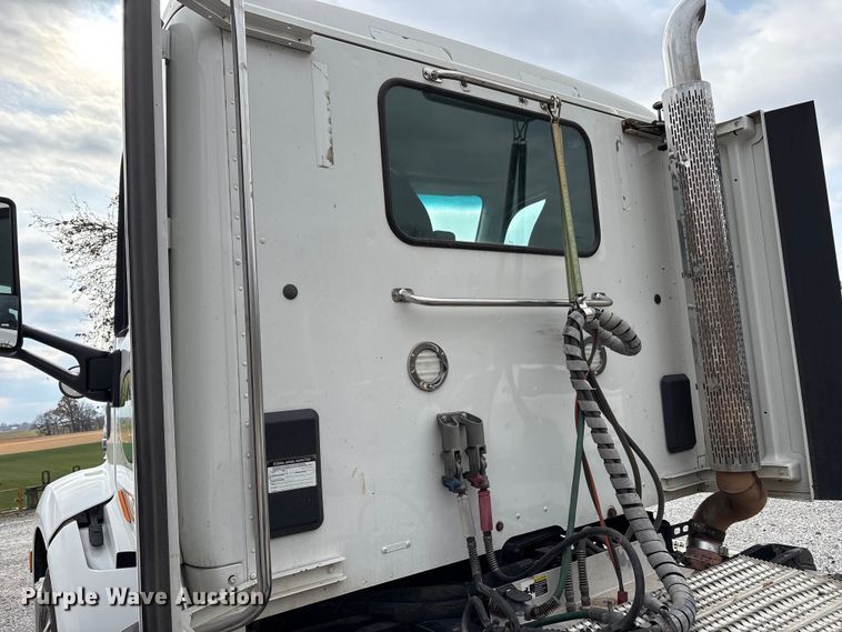 image for item EV4421 2019 Peterbilt 579 semi truck