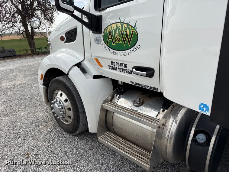 image for item EV4421 2019 Peterbilt 579 semi truck