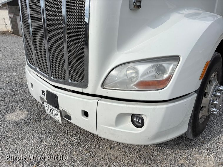 image for item EV4421 2019 Peterbilt 579 semi truck