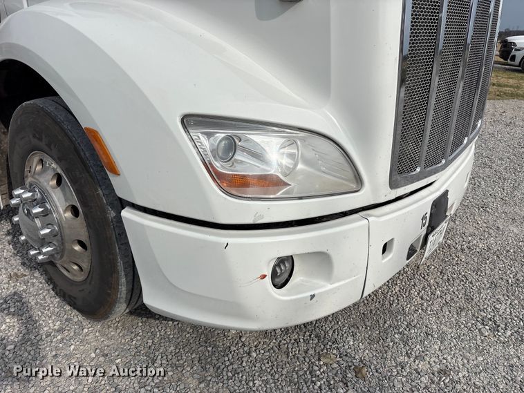 image for item EV4421 2019 Peterbilt 579 semi truck