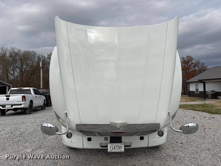 image for item EV4421 2019 Peterbilt 579 semi truck