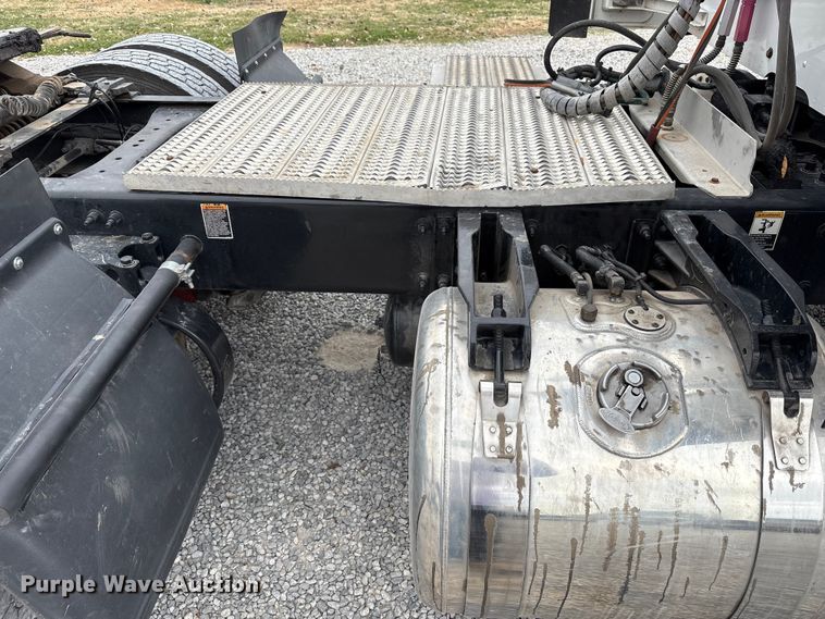 image for item EV4421 2019 Peterbilt 579 semi truck