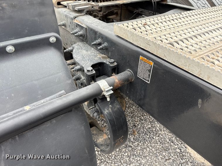 image for item EV4421 2019 Peterbilt 579 semi truck