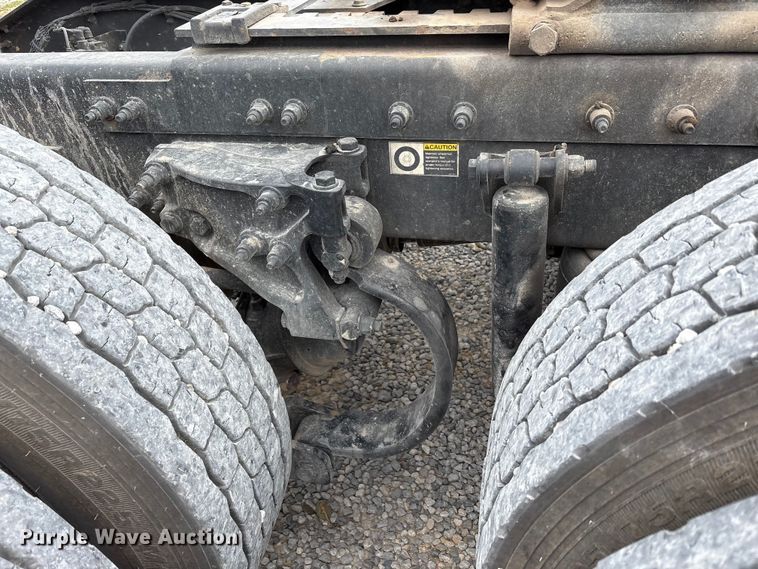 image for item EV4421 2019 Peterbilt 579 semi truck