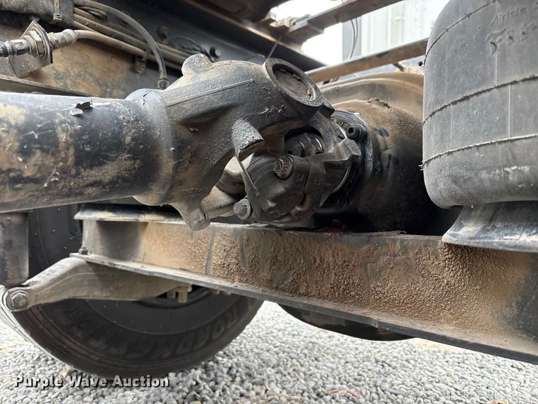 image for item EV4421 2019 Peterbilt 579 semi truck