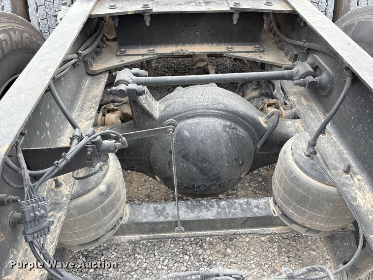 image for item EV4421 2019 Peterbilt 579 semi truck