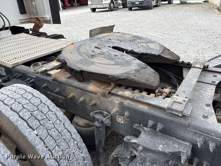 image for item EV4421 2019 Peterbilt 579 semi truck