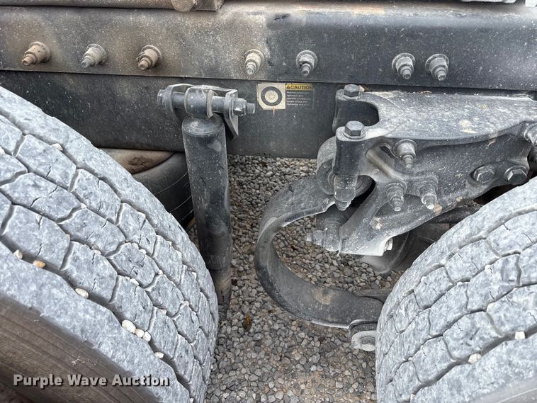 image for item EV4421 2019 Peterbilt 579 semi truck