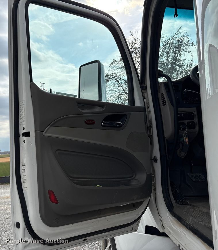 image for item EV4421 2019 Peterbilt 579 semi truck