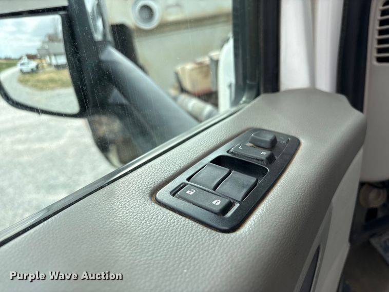 image for item EV4421 2019 Peterbilt 579 semi truck