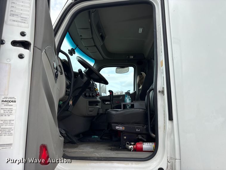 image for item EV4421 2019 Peterbilt 579 semi truck