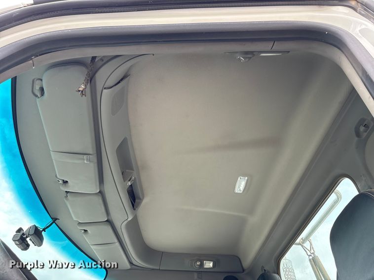 image for item EV4421 2019 Peterbilt 579 semi truck