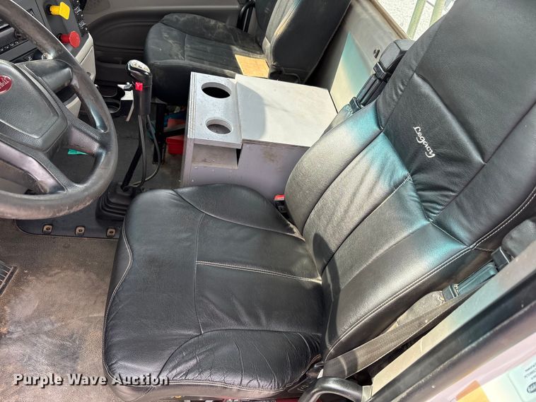 image for item EV4421 2019 Peterbilt 579 semi truck