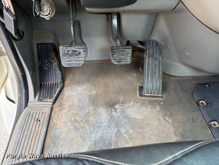 image for item EV4421 2019 Peterbilt 579 semi truck