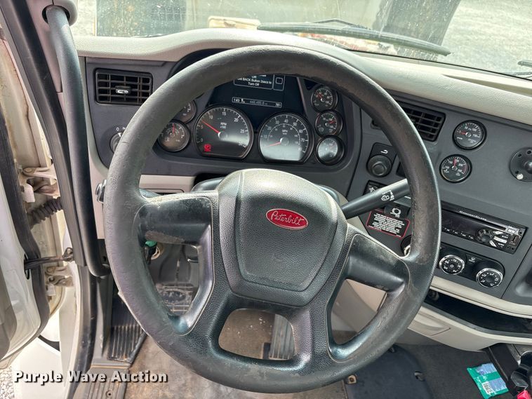 image for item EV4421 2019 Peterbilt 579 semi truck