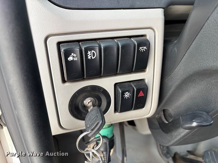 image for item EV4421 2019 Peterbilt 579 semi truck