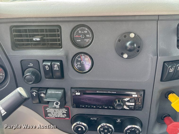 image for item EV4421 2019 Peterbilt 579 semi truck