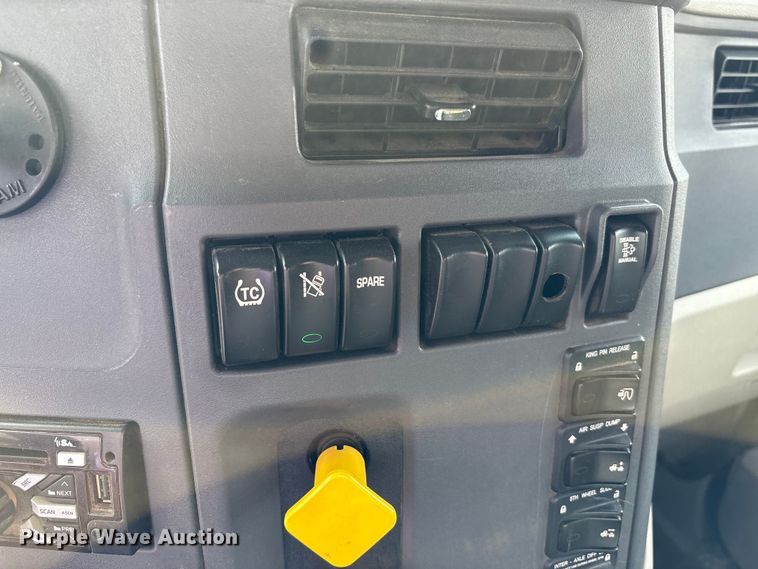 image for item EV4421 2019 Peterbilt 579 semi truck