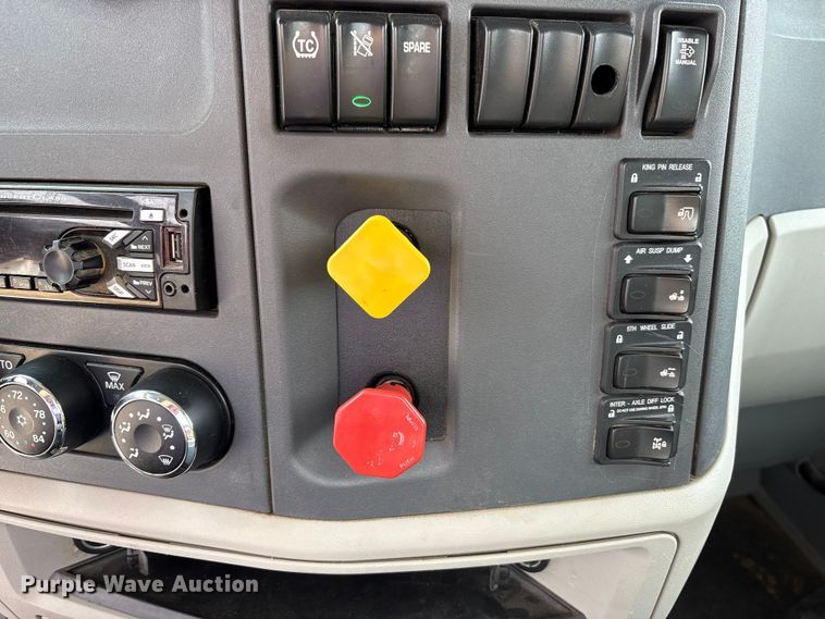 image for item EV4421 2019 Peterbilt 579 semi truck