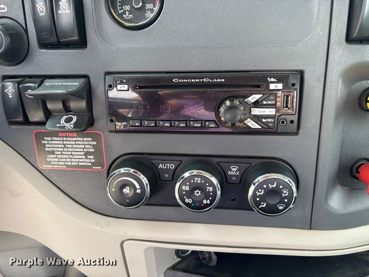 image for item EV4421 2019 Peterbilt 579 semi truck