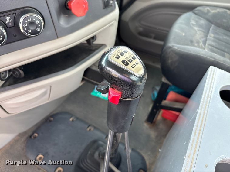 image for item EV4421 2019 Peterbilt 579 semi truck