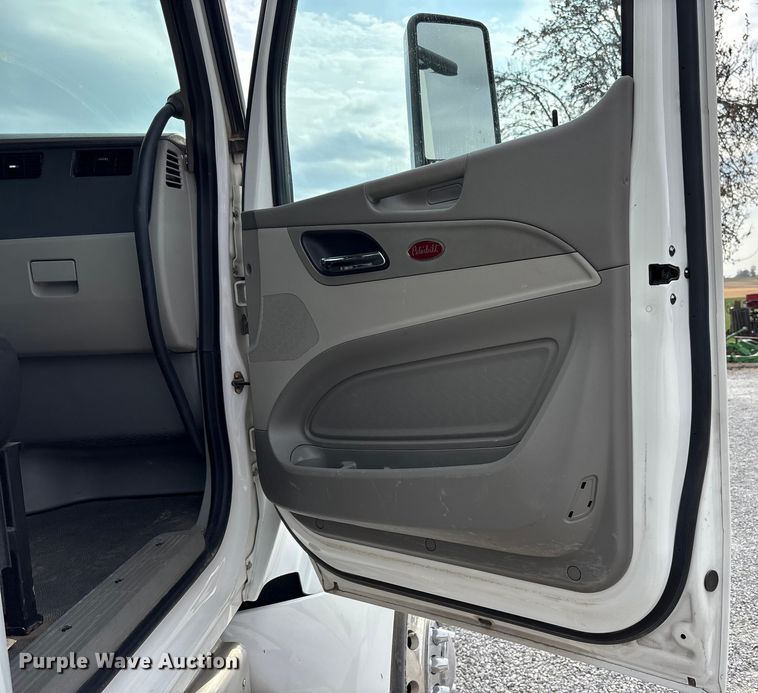 image for item EV4421 2019 Peterbilt 579 semi truck