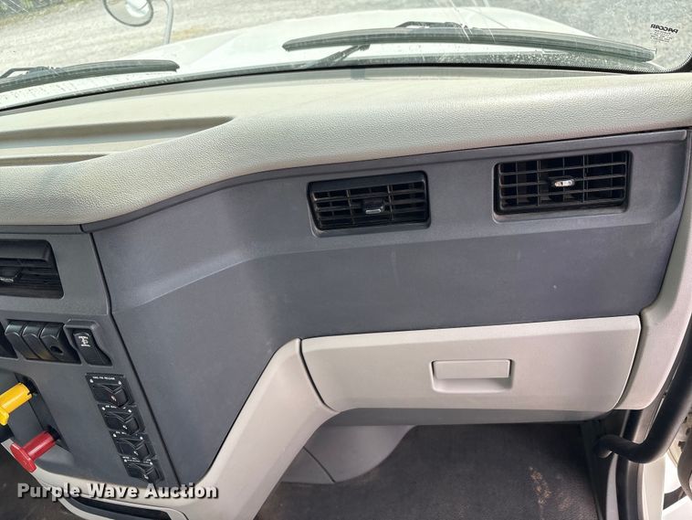 image for item EV4421 2019 Peterbilt 579 semi truck