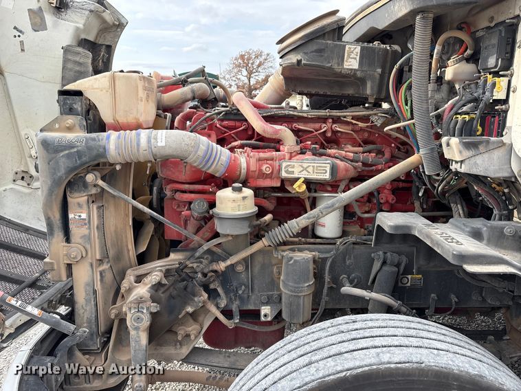 image for item EV4421 2019 Peterbilt 579 semi truck