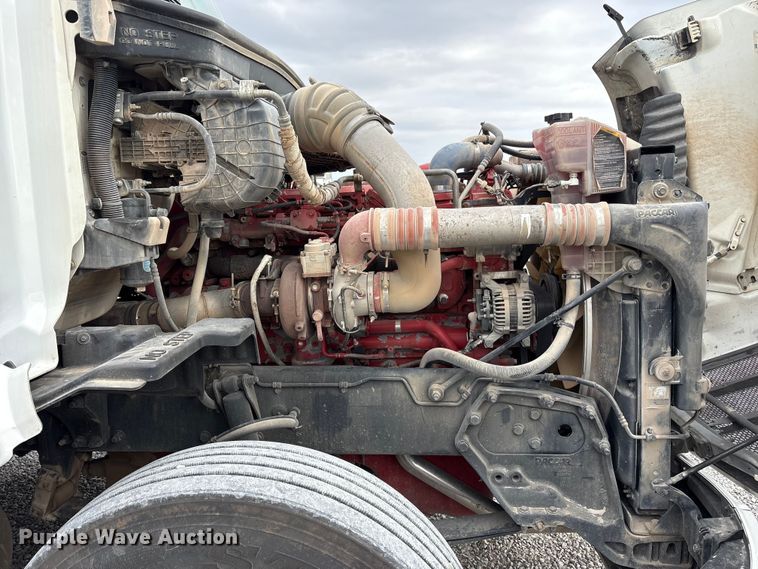 image for item EV4421 2019 Peterbilt 579 semi truck