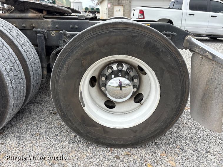 image for item EV4421 2019 Peterbilt 579 semi truck