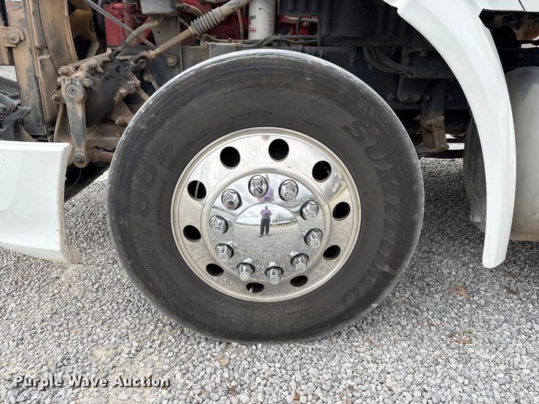 image for item EV4421 2019 Peterbilt 579 semi truck