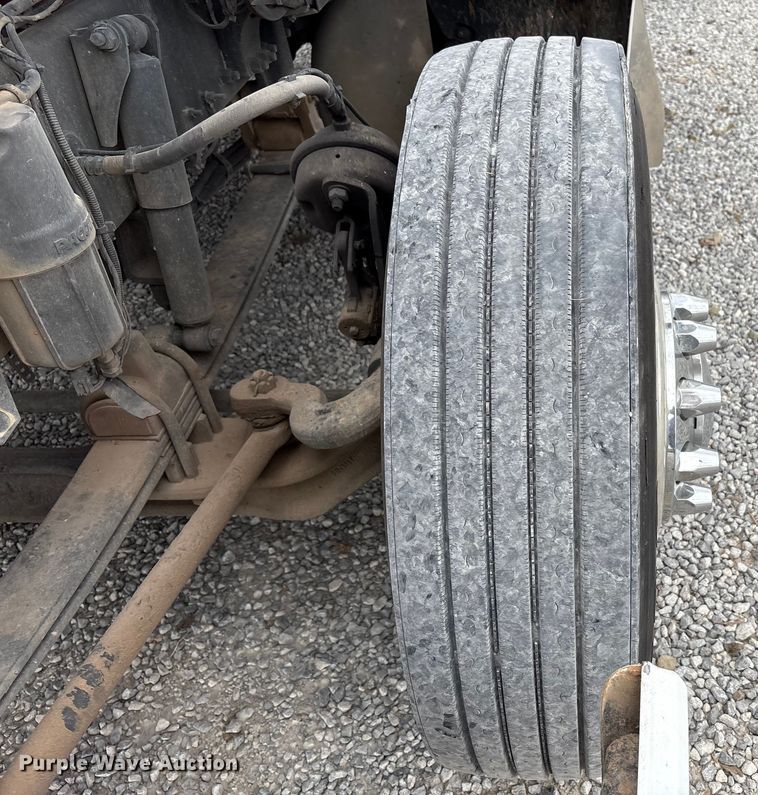 image for item EV4421 2019 Peterbilt 579 semi truck