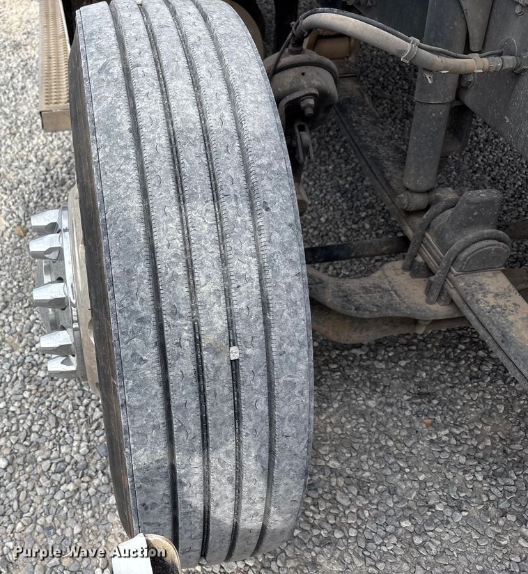 image for item EV4421 2019 Peterbilt 579 semi truck