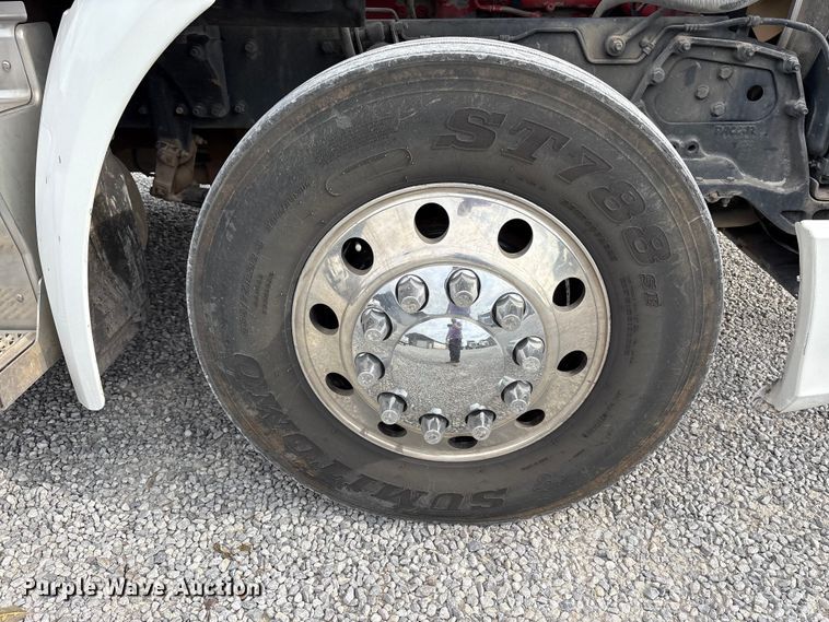 image for item EV4421 2019 Peterbilt 579 semi truck