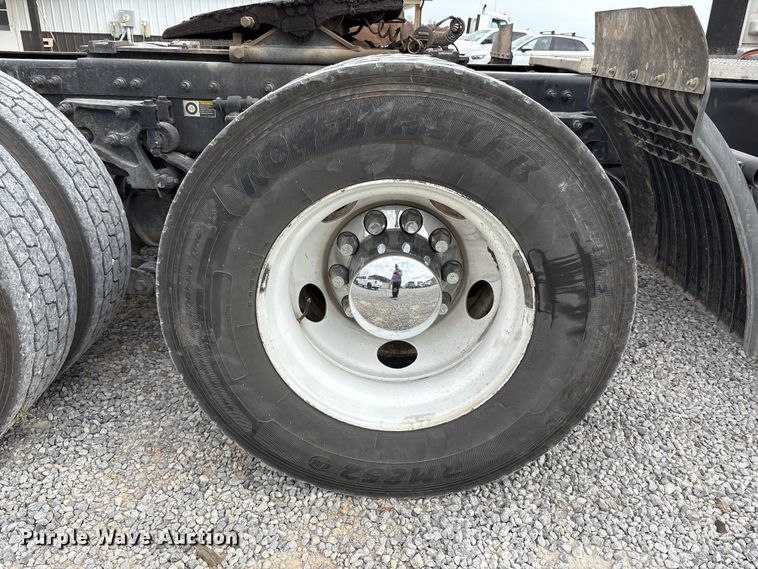 image for item EV4421 2019 Peterbilt 579 semi truck