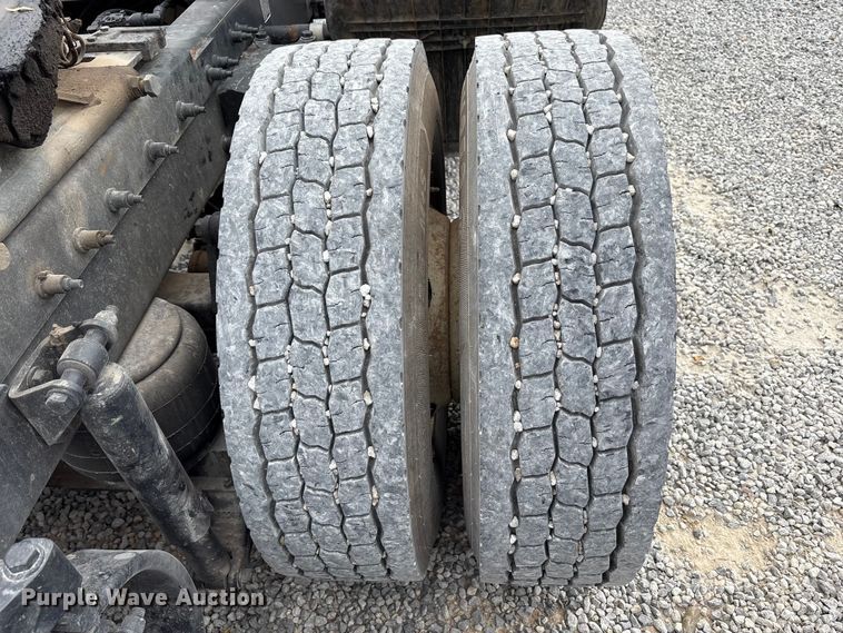 image for item EV4421 2019 Peterbilt 579 semi truck