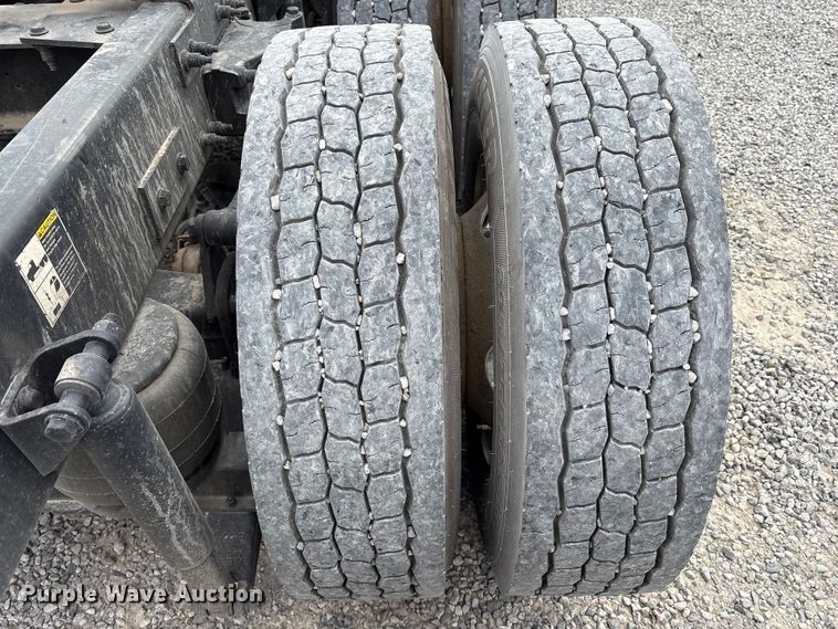 image for item EV4421 2019 Peterbilt 579 semi truck