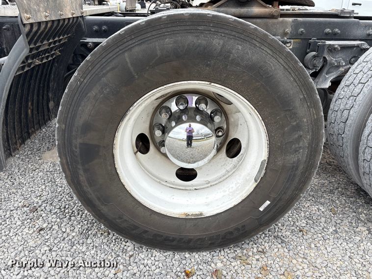 image for item EV4421 2019 Peterbilt 579 semi truck