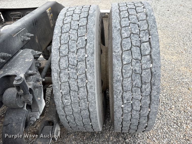 image for item EV4421 2019 Peterbilt 579 semi truck