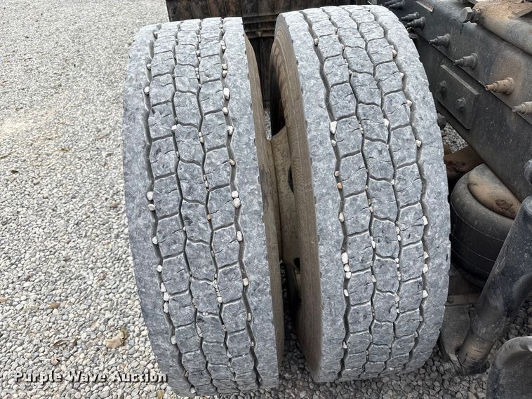 image for item EV4421 2019 Peterbilt 579 semi truck