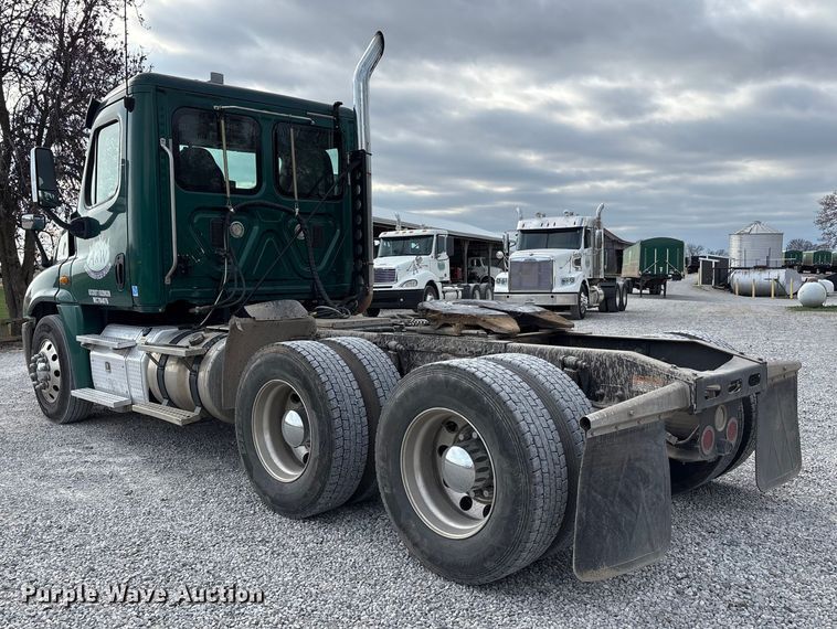 image for item EV4422 2013 Freightliner Cascadia semi truck