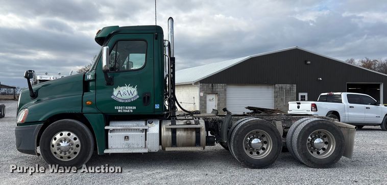 image for item EV4422 2013 Freightliner Cascadia semi truck