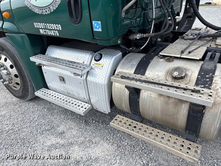 image for item EV4422 2013 Freightliner Cascadia semi truck